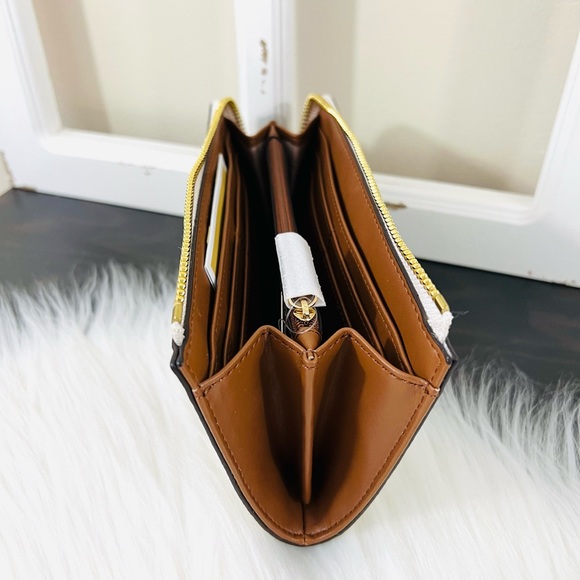 Michael Kors Jet Set Travel Large Three Quarter Zip Wallet - Picture 10 of 15